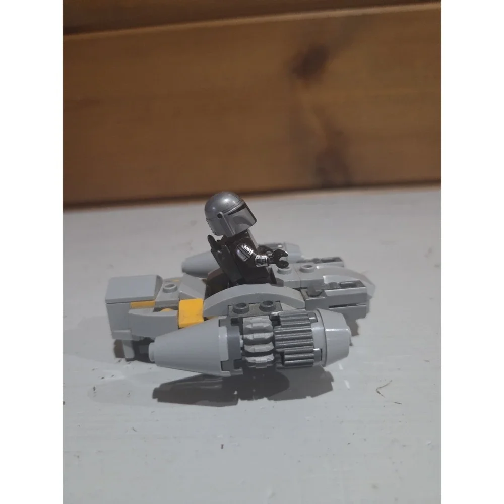 LEGO Star Wars: The Razor Crest Microfighter 75321 + Mandalorian Din Djarin Fig